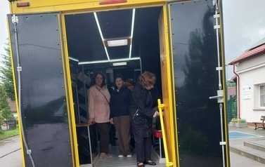 Projekt Bibliorasmus, wizyta bibliotekarek z GBP w Zarszynie w BP w Kobylnicy, zwiedzanie Bibliobusu