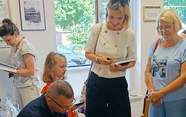 Książka-cegiełka jako forma promocji literatury i niesienia dobra, czyli spotkanie autorskie z Mariuszem Machelskim w BP w Kobylnicy