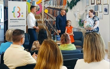 Książka-cegiełka jako forma promocji literatury i niesienia dobra, czyli spotkanie autorskie z Mariuszem Machelskim w BP w Kobylnicy
