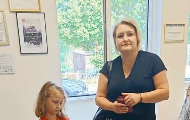 Książka-cegiełka jako forma promocji literatury i niesienia dobra, czyli spotkanie autorskie z Mariuszem Machelskim w BP w Kobylnicy