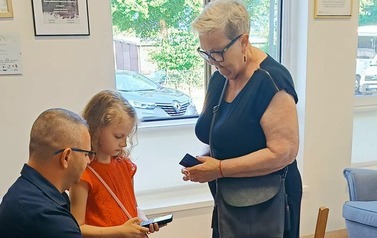 Książka-cegiełka jako forma promocji literatury i niesienia dobra, czyli spotkanie autorskie z Mariuszem Machelskim w BP w Kobylnicy