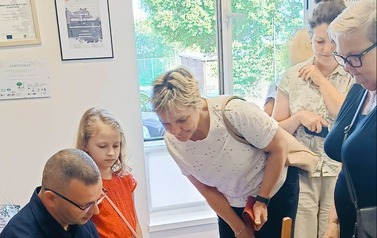 Książka-cegiełka jako forma promocji literatury i niesienia dobra, czyli spotkanie autorskie z Mariuszem Machelskim w BP w Kobylnicy