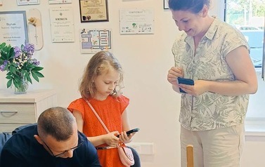 Książka-cegiełka jako forma promocji literatury i niesienia dobra, czyli spotkanie autorskie z Mariuszem Machelskim w BP w Kobylnicy