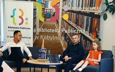 Książka-cegiełka jako forma promocji literatury i niesienia dobra, czyli spotkanie autorskie z Mariuszem Machelskim w BP w Kobylnicy