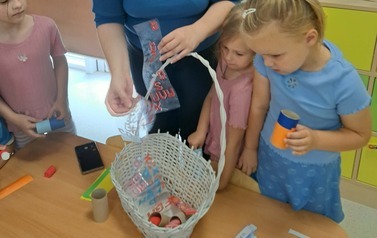 Zajęcia literacko-plastyczne dla Oddziału Przedszkolnego w Kwakowie picture book "Miasteczko Mamoko" A. i D. Mizielińscy