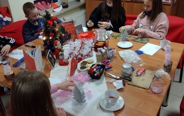 Świąteczne spotkanie DKK dla dzieci we Wrzącej 20.12.2021r. 11