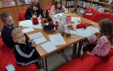 Świąteczne spotkanie DKK dla dzieci we Wrzącej 20.12.2021r. 15