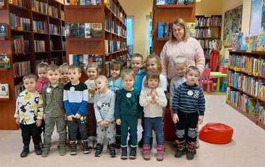 Odwiedziny przedszkolak&oacute;w z Kończewa w GBP w Kobylnicy  2