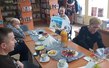 Odwiedziny biblioteki przez uczestnik&oacute;w WTZ dnia 18.03.2022 3