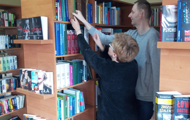 Odwiedziny biblioteki przez uczestnik&oacute;w WTZ dnia 18.03.2022 4