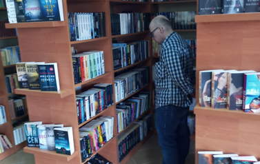 Odwiedziny biblioteki przez uczestnik&oacute;w WTZ dnia 18.03.2022 5