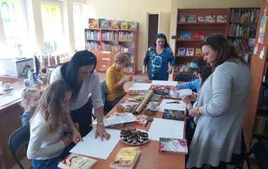 Warsztaty artystycznego pakowania książek - Sycewice 23.04.2022 8