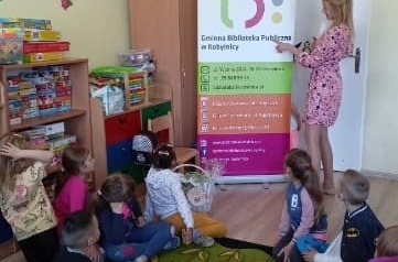 Lekcja biblioteczna z przedszkolakami w SP w Słonowicach 18.05.2022 2
