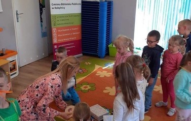 Lekcja biblioteczna z przedszkolakami w SP w Słonowicach 18.05.2022 3
