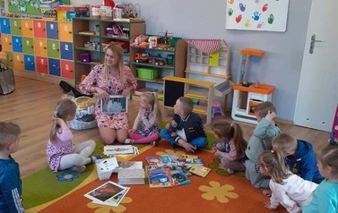 Lekcja biblioteczna z przedszkolakami w SP w Słonowicach 18.05.2022 4