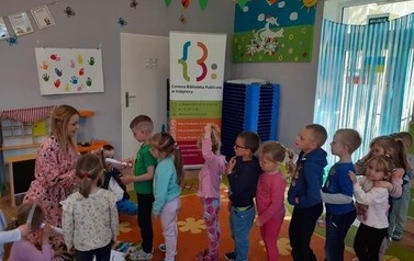 Lekcja biblioteczna z przedszkolakami w SP w Słonowicach 18.05.2022 5
