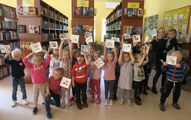 Zajęcia biblioteczne dla 4-latk&oacute;w w Kobylnicy - 17.05.2022 1