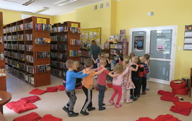 Zajęcia biblioteczne dla 4-latk&oacute;w w Kobylnicy - 17.05.2022 3