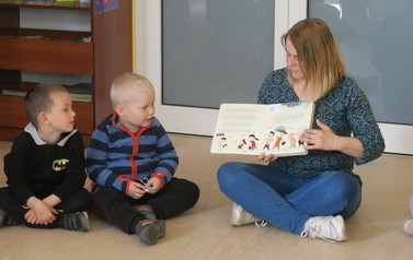Zajęcia biblioteczne dla 4-latk&oacute;w w Kobylnicy - 17.05.2022 6