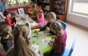 Wiosna dla mamy- tworzymy obrazki z suszonych kwiat&oacute;w w ramach zajęć z cyklu- Kreatywna sobota  13