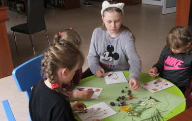 Wiosna dla mamy- tworzymy obrazki z suszonych kwiat&oacute;w w ramach zajęć z cyklu- Kreatywna sobota  16
