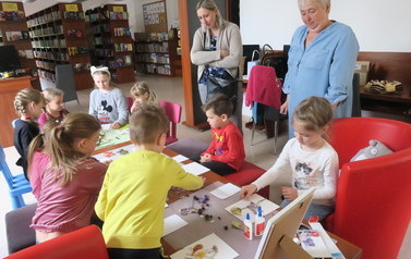Wiosna dla mamy- tworzymy obrazki z suszonych kwiat&oacute;w w ramach zajęć z cyklu- Kreatywna sobota  17