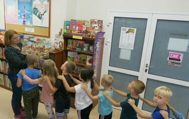 Sześciolatki z wizytą w bibliotece w Kobylnicy  2