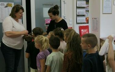 Sześciolatki z wizytą w bibliotece w Kobylnicy  4