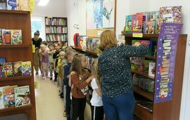 Sześciolatki z wizytą w bibliotece w Kobylnicy  6