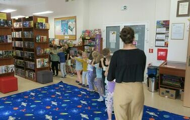Sześciolatki z wizytą w bibliotece w Kobylnicy  7
