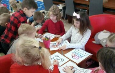 Walentynkowe spotkanie DKK dla dzieci  w GBP w Kobylnicy  5