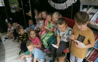 Wizyta pięciolatk&oacute;w z Pluszowego Zakątka w GBP w Kobylnicy  1