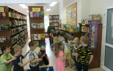 Wizyta pięciolatk&oacute;w z Pluszowego Zakątka w GBP w Kobylnicy  4