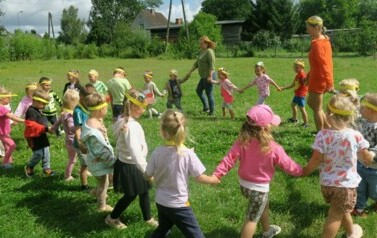Bibliobus odwiedza Przedszkole Franio w Bolesławicach  1