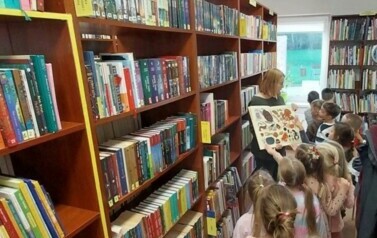 Wizyta sześciolatk&oacute;w z przedszkola Franio w bibliotece w Kobylnicy  4