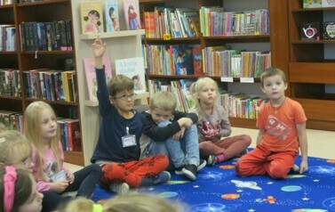 Listopadowe zajęcia z cyklu Biblioterapia dla smyka w Kobylnicy  5