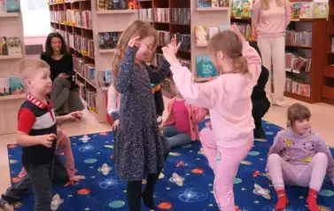 Muzyczne zabawy z rekwizytami w Kobylnicy  1
