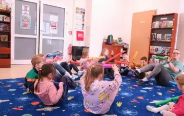 Muzyczne zabawy z rekwizytami w Kobylnicy  4