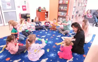 Muzyczne zabawy z rekwizytami w Kobylnicy  5
