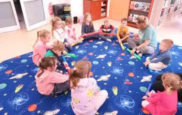 Muzyczne zabawy z rekwizytami w Kobylnicy  7