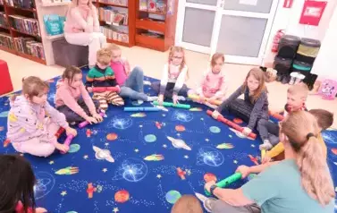 Muzyczne zabawy z rekwizytami w Kobylnicy  8