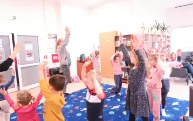 Muzyczne zabawy z rekwizytami w Kobylnicy  9