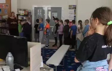 Goście w bibliotece w Kobylnicy 6