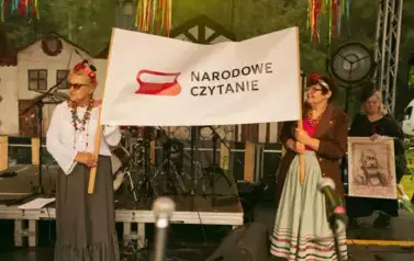 Narodowe Czytanie 2025 podczas Gminnego Święta Plon&oacute;w w Kobylnicy