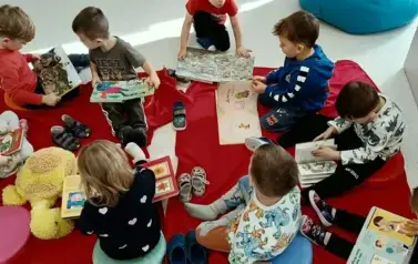 Pierwsza wizyta w maluszk&oacute;w z Oddziału Przedszkolnego w Kwakowie w Filii w Kwakowie
