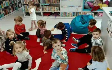 Pierwsza wizyta w maluszk&oacute;w z Oddziału Przedszkolnego w Kwakowie w Filii w Kwakowie