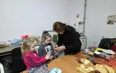 KPB w Filii w Kwakowie na świetlicy wiejskiej w Kwakowie we wsp&oacute;łpracy z sołtys Kwakowa - pacynki na maszynie