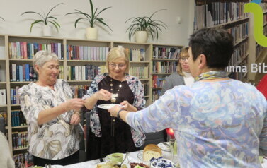 Wigilia literacka Dyskusyjnego Klubu Książki dla dorosłych w Bibliotece Publicznej w Kobylnicy