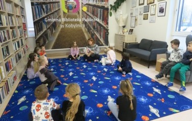 Dyskusyjny Klub Książki dla dzieci w Bibliotece Publicznej w Kobylnicy Dzień Babci i Dziadka