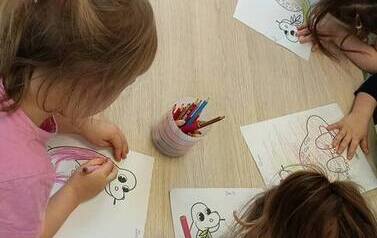 Zajęcia literacko-plastyczne dla Oddziału Przedszkolnego w Kwakowie z okazji Dnia Dinozaura w Filii w Kwakowie